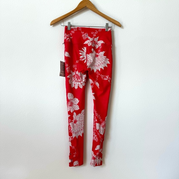 Free People Movement Tropical Floral Print Red Prairie Leggings Ankle Cutout XS - Picture 3 of 17